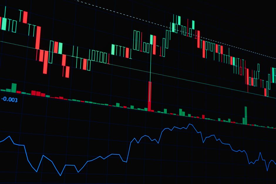 MACD 지표가 표시된 캔들 주가 차트 화면