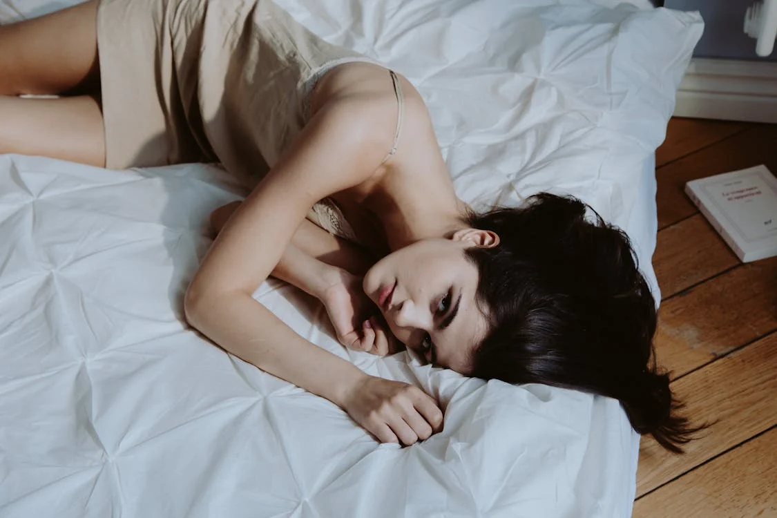 침대에 누워있는 여자