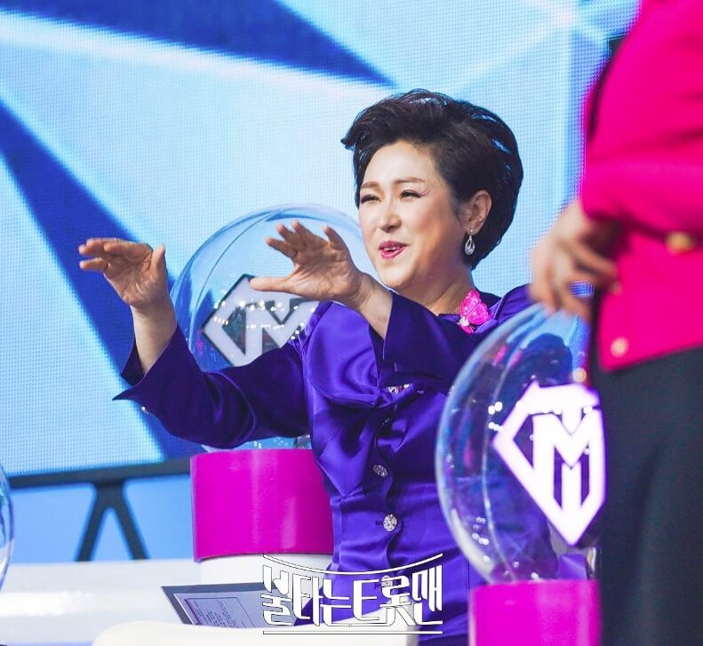 공연을 보고 즐거워하는 심사위원들