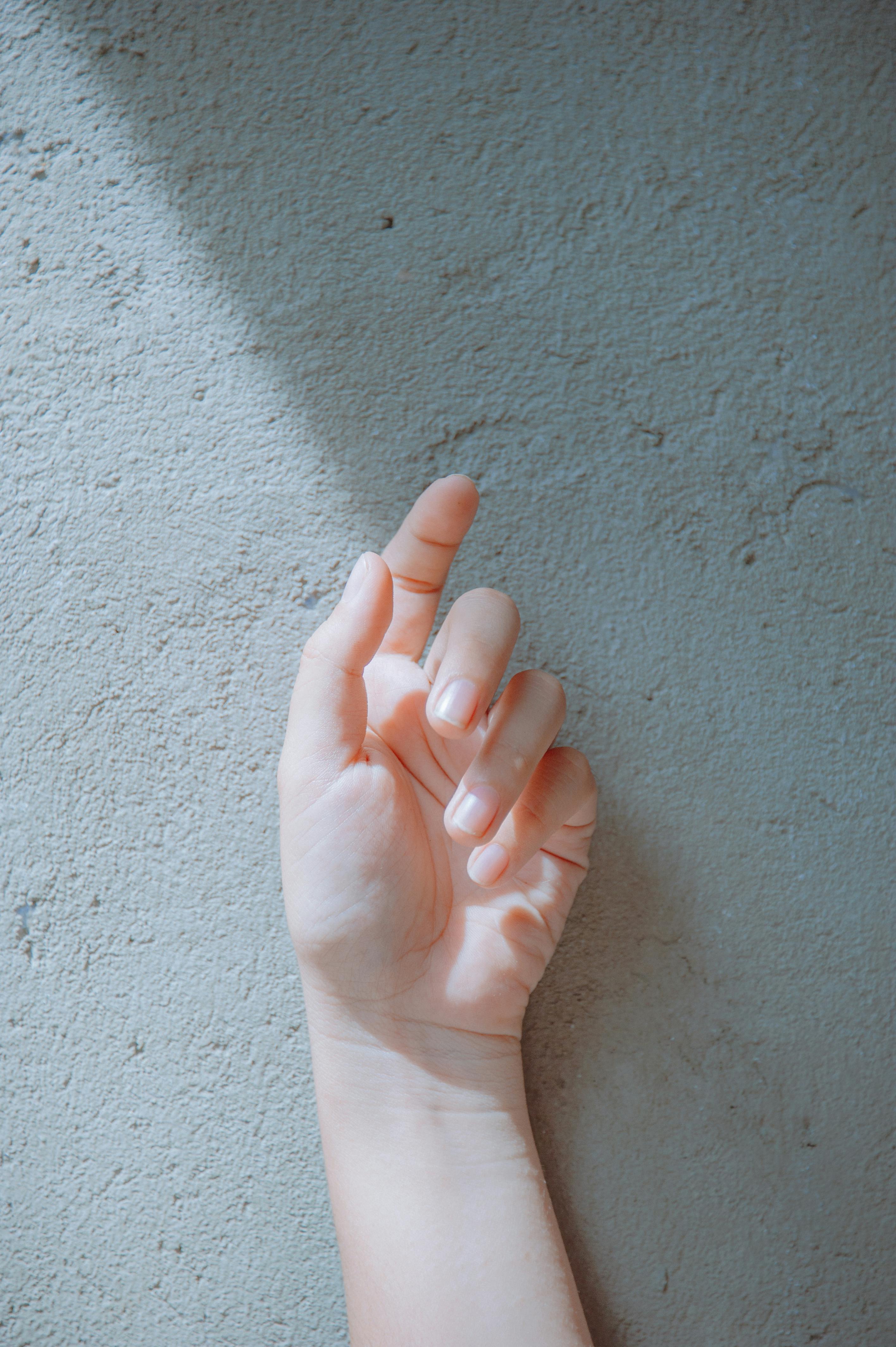 손톱이 말해주는 비밀 신호?
 - 작은 변화가 건강을 알려준다
