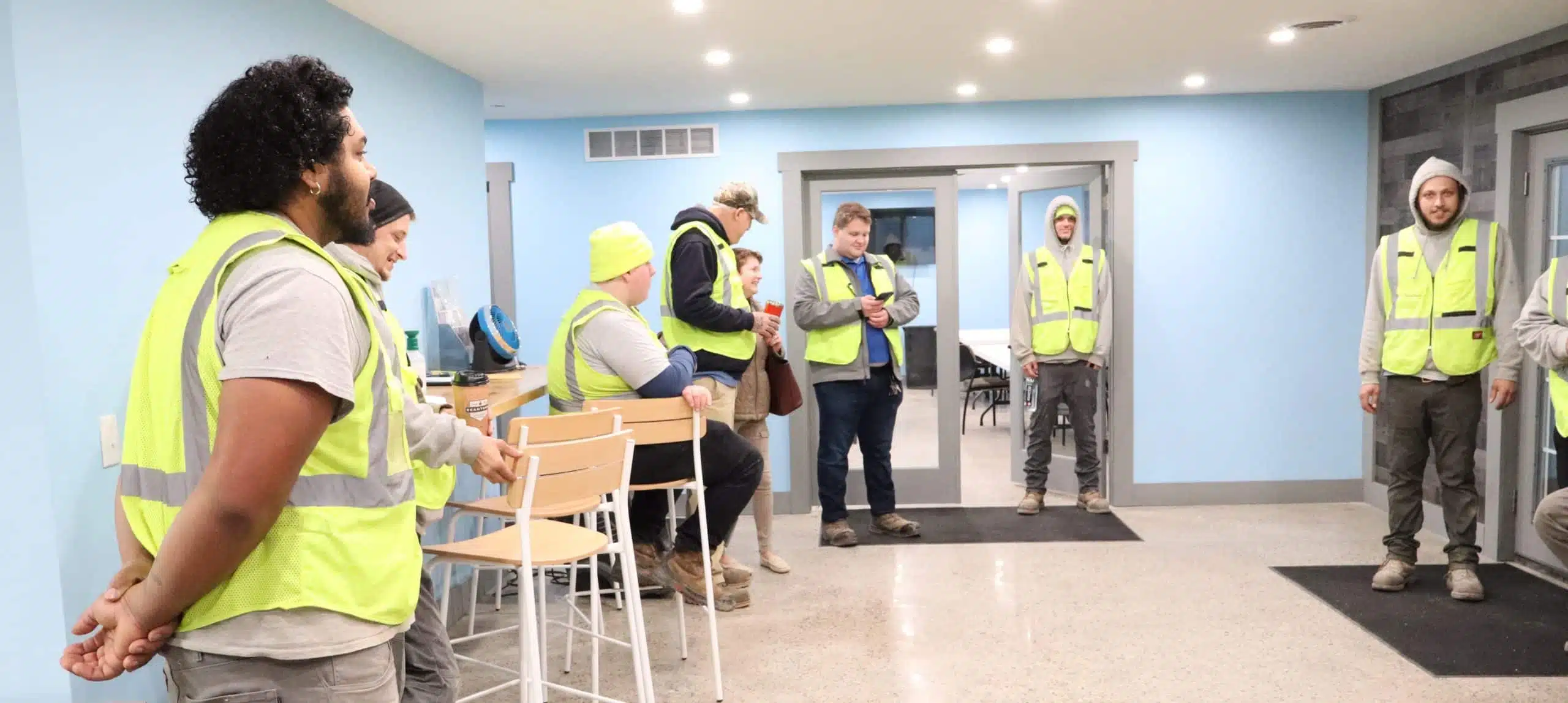 이미지 출처: AI 생성 이미지(콘텐츠 이해를 돕기 위한 시각 자료)
본 이미지는 실제 인물을 특정하지 않은 AI 생성 이미지로,
방수&middot;도배 시공을 마친 뒤, 현장 앞에서 성취감 있는 표정을 짓는 중장년 작업자