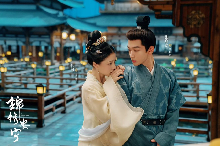 뒤에서 안고 있는 임민과 임민을 쳐다보고 있는 장만이