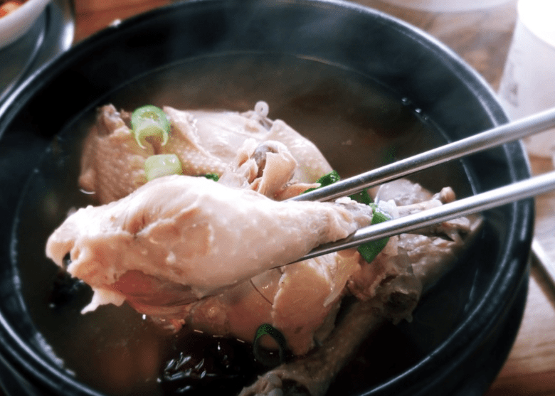 바윗재백숙에서 파는 삼계탕 음식 사진