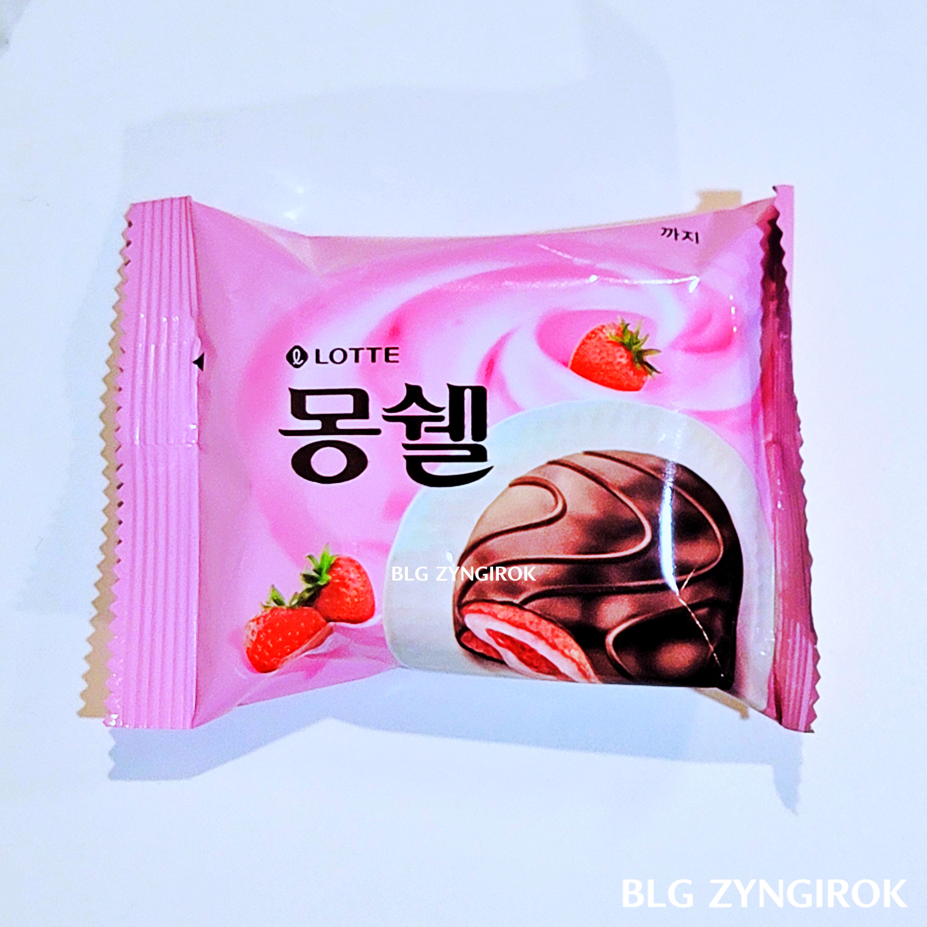 몽쉘 딸기맛 한 개가 테이블 위에 놓여있다.