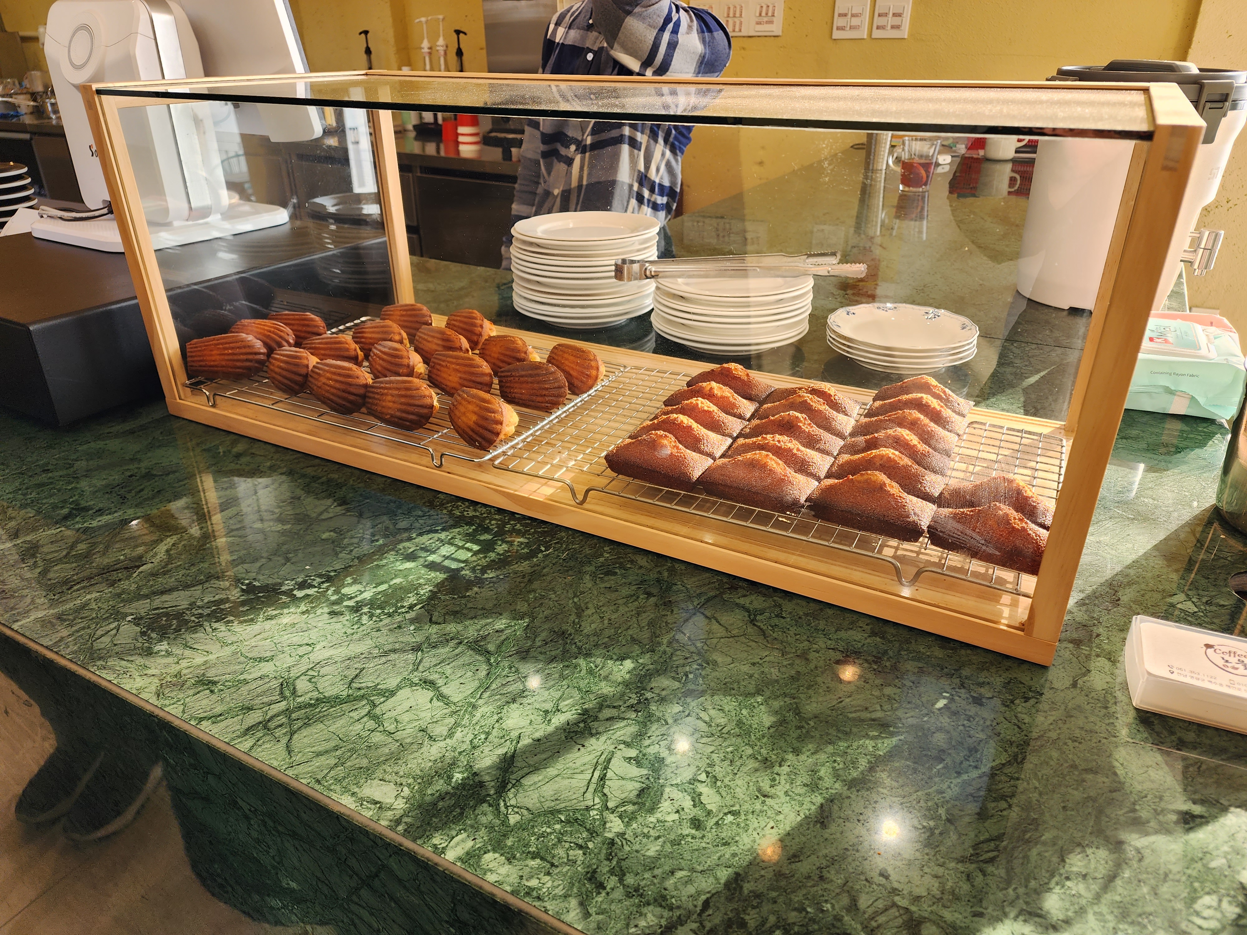 카페 노을 휘낭시에, 마들렌