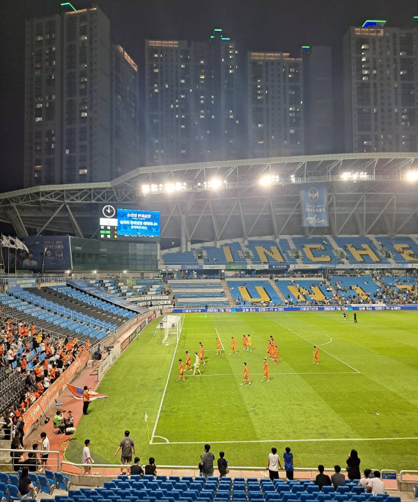 강원선수들 인사하다