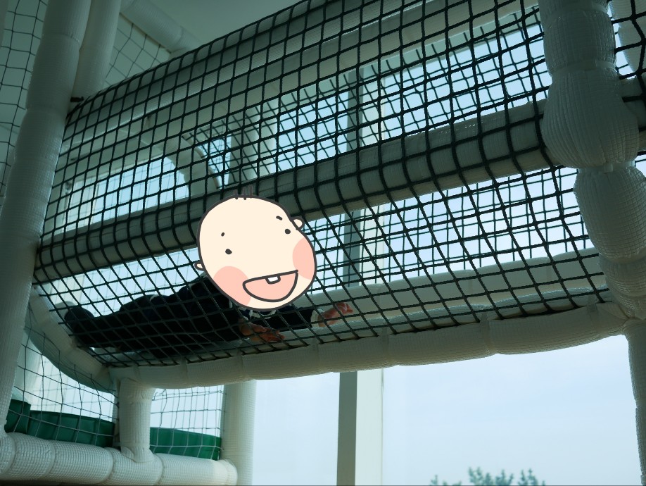 놀이공간에서 노는 아기