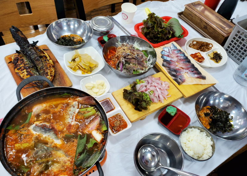 통영 욕지도 식당에서 먹은 가을 제철 고등어회 한 상 차림