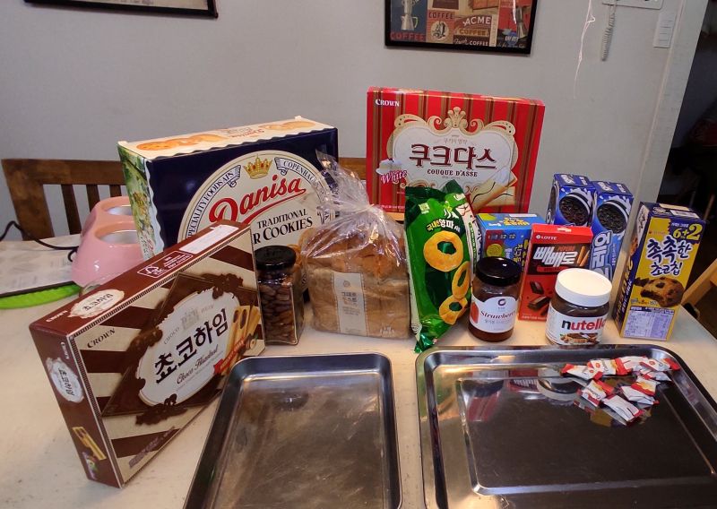 재료들을 식탁에 모두 꺼내놓은 사진