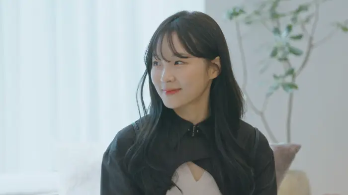 환승연애3-
앞머리를 내린 긴생머리 검은 셔츠를 입고 왼쪽을 바라보며 미소짓는 이서경