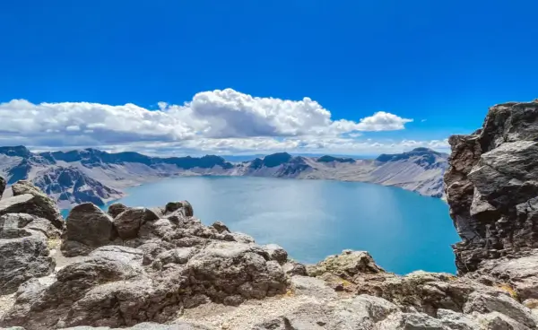 백두산-북파-코스-정상에서-내려다-본-맑은-하늘과-웅장한-천지