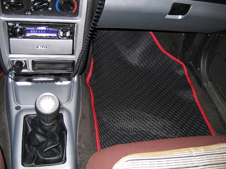 1995년 1월식 뉴엘란트라 기어봉은 투스카니껄로 바꾸고, 내장제는 은색으로 도색을 하였었다.