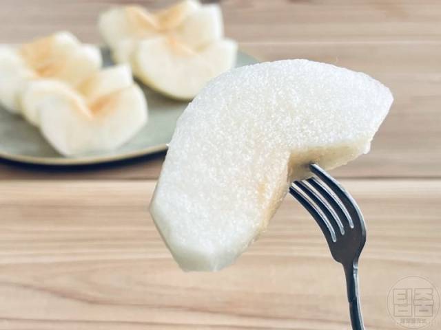 맛있는 배 고르는 방법 포크로 찍은 배