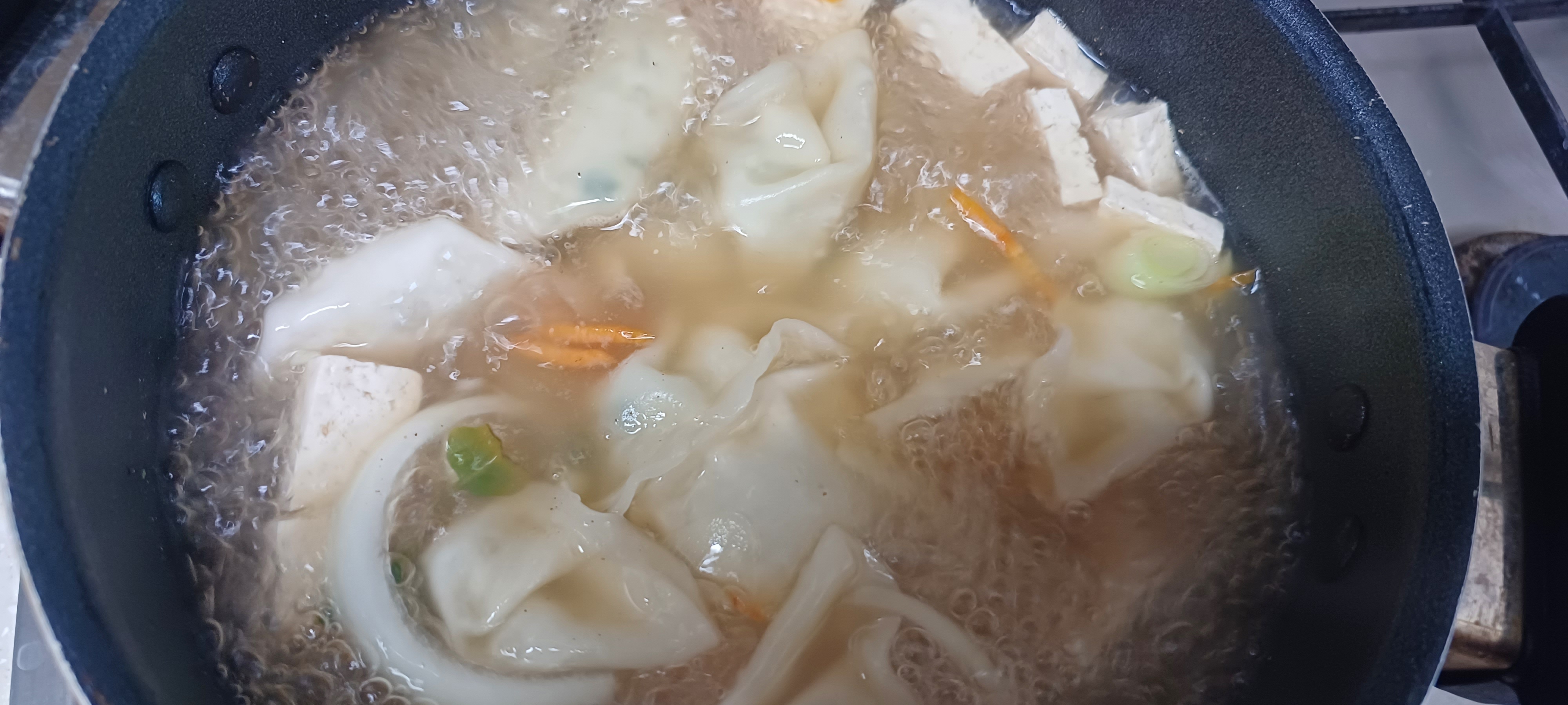 국물이 우러날 때까지 끓이기