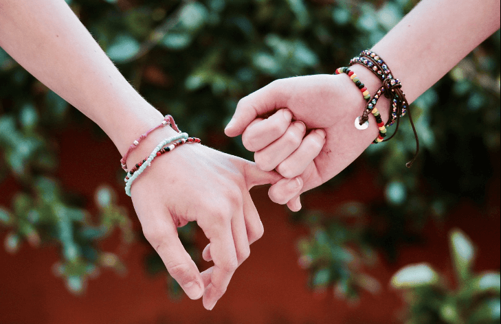 손목에 팔찌를 하고 있는 사진