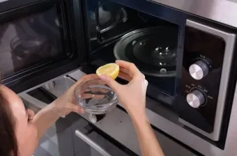 찌든 때부터 냄새까지 전자레인지 청소 레몬 식초로 간편하게 해결 완벽 관리_12
