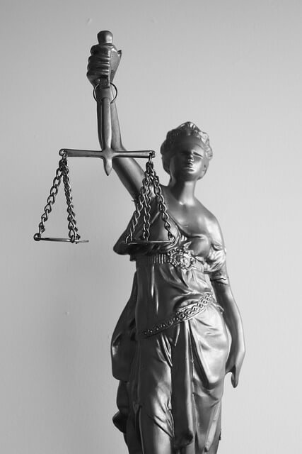 눈을 가리고 한 손에 저울을 들고 의료 인공지능 관련 법적 갈등에 대해서 판단하고 있는 정의의 여신 동상