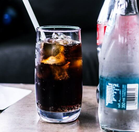 유리컵에-담겨있는-콜라