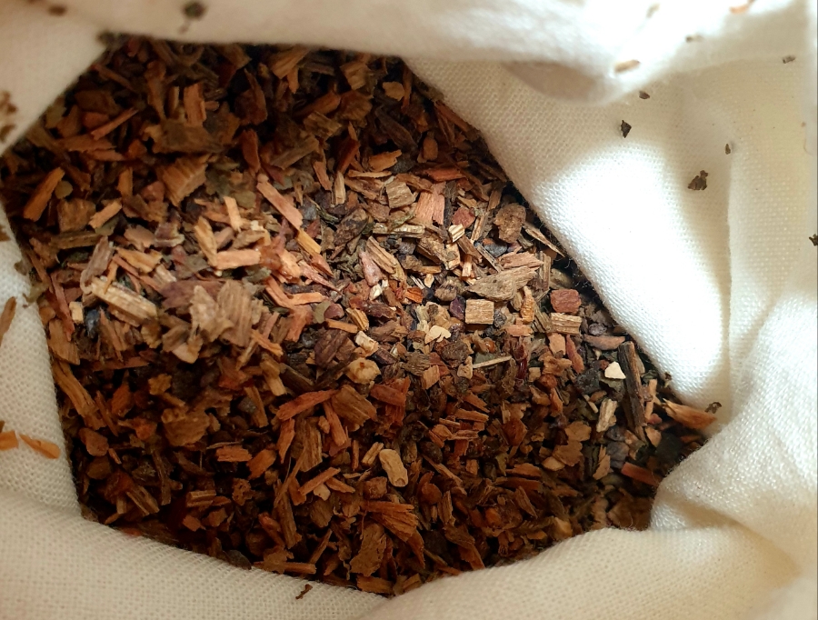 신침에 들어가는 한약재 32가지를 세분하여 직물 자루에 담아 놓은 것을 자루를 열어서 확대를 하여 찍은 사진