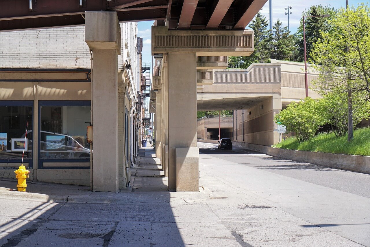 도시 속 조용한 산책 코스 걸을 때 사고가 자동으로 단순해지는 ‘인지 저부하 거리’