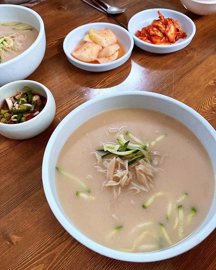 식객 허영만 백반기행 조성모 편 곡물 칼국수 발반죽 우리밀 손칼국수 소머리수육 해물파전 경주 맛집 소개