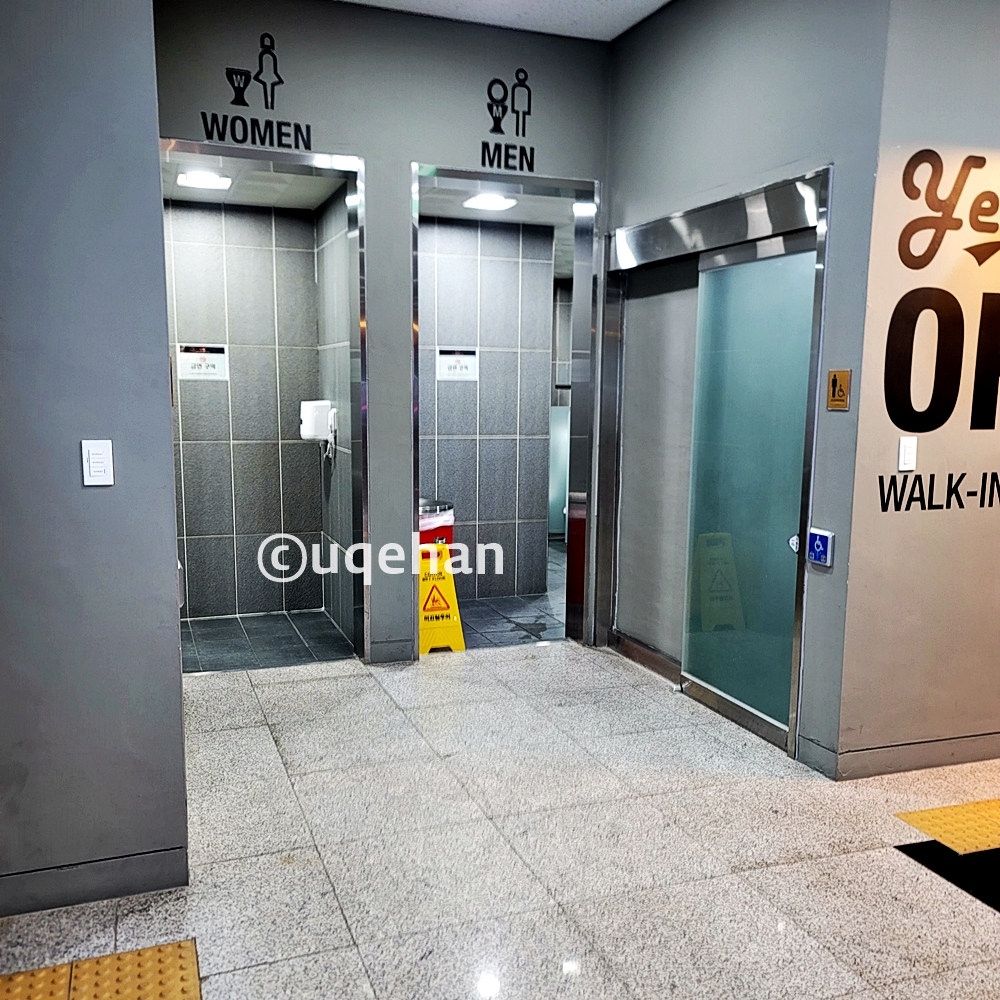 동두천 CGV 상영관으로 올라가는 에스컬레이터 옆으로 화장실이 보인다.