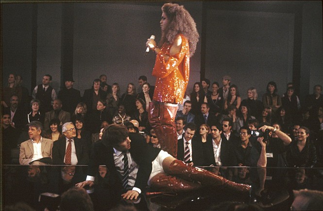 패션쇼에서-넘어진-찰리와-그-옆에-등장한-로라