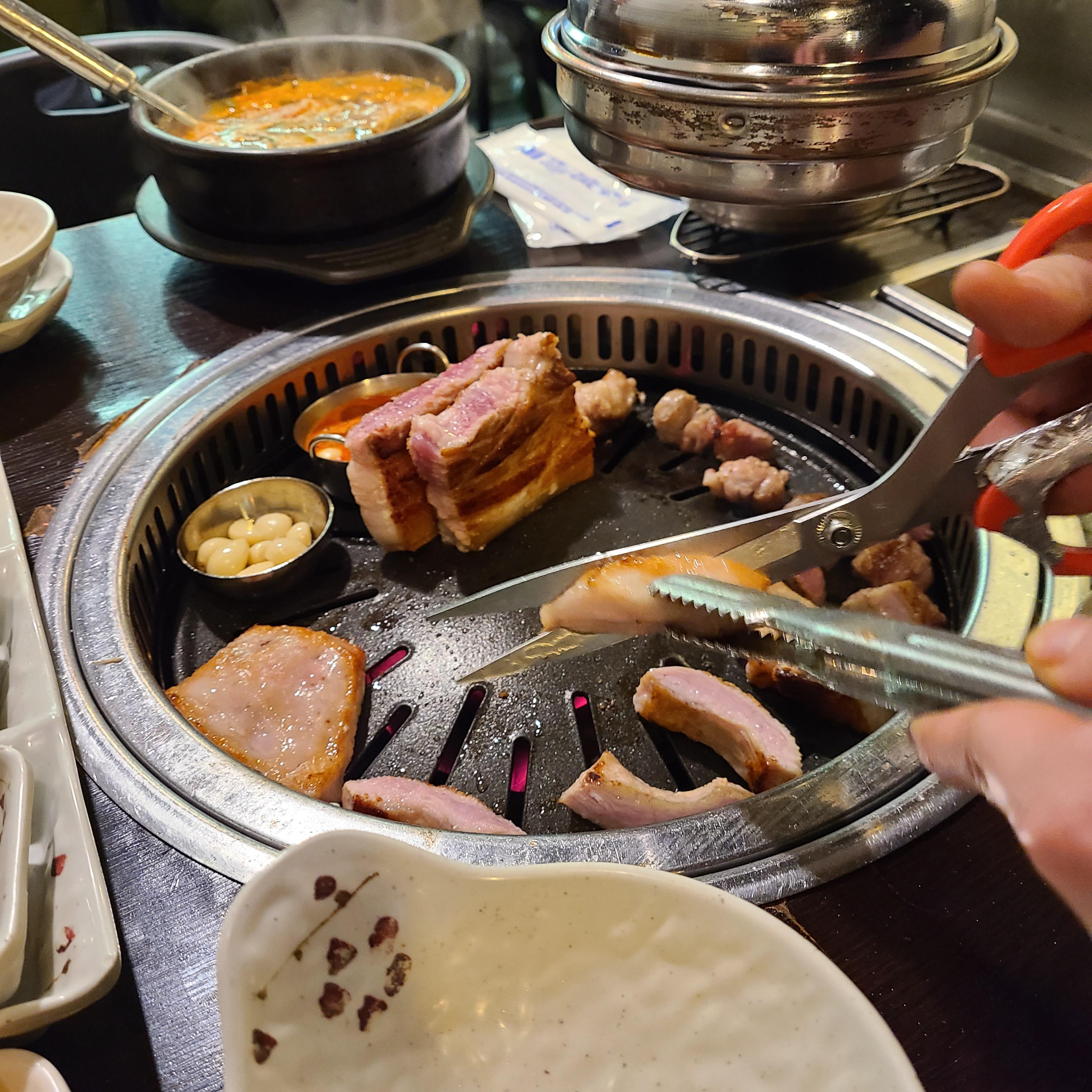 화포식당 외관 또는 노릇하게 구워진 고기 메인 컷
