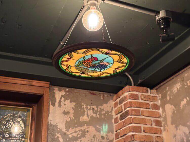 조명 아래 유리 모자이크 작품