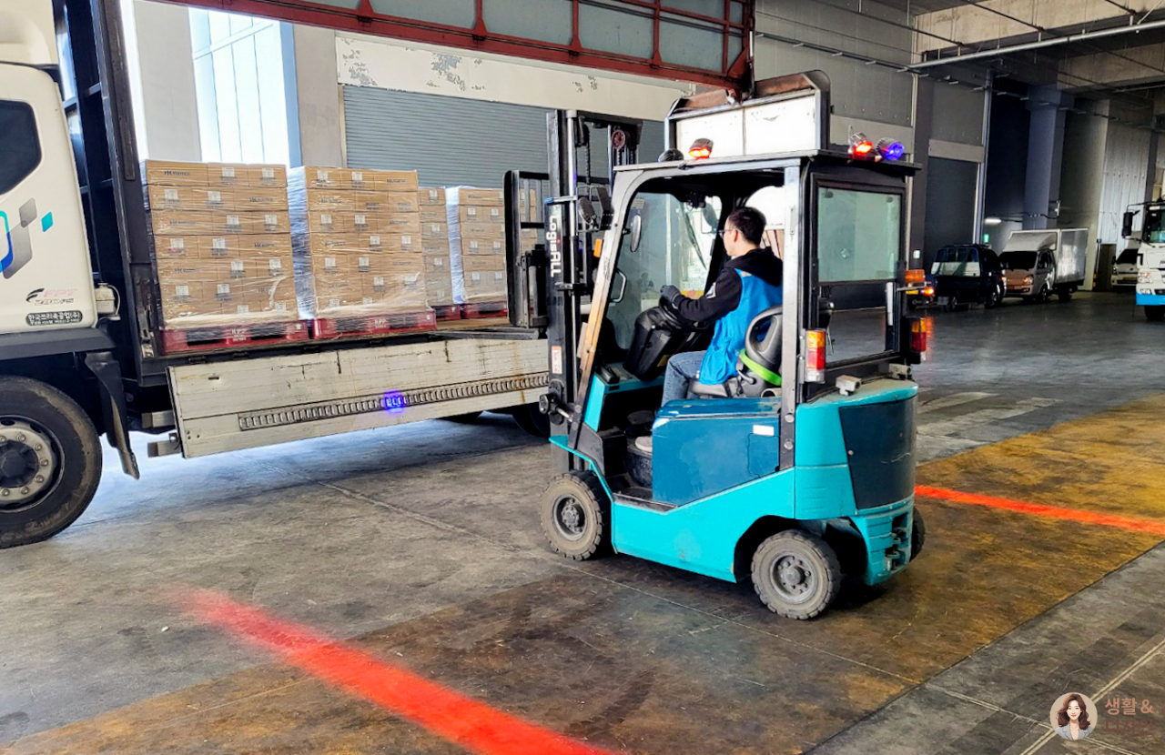 지게차로-트럭에-짐실는-모습-02