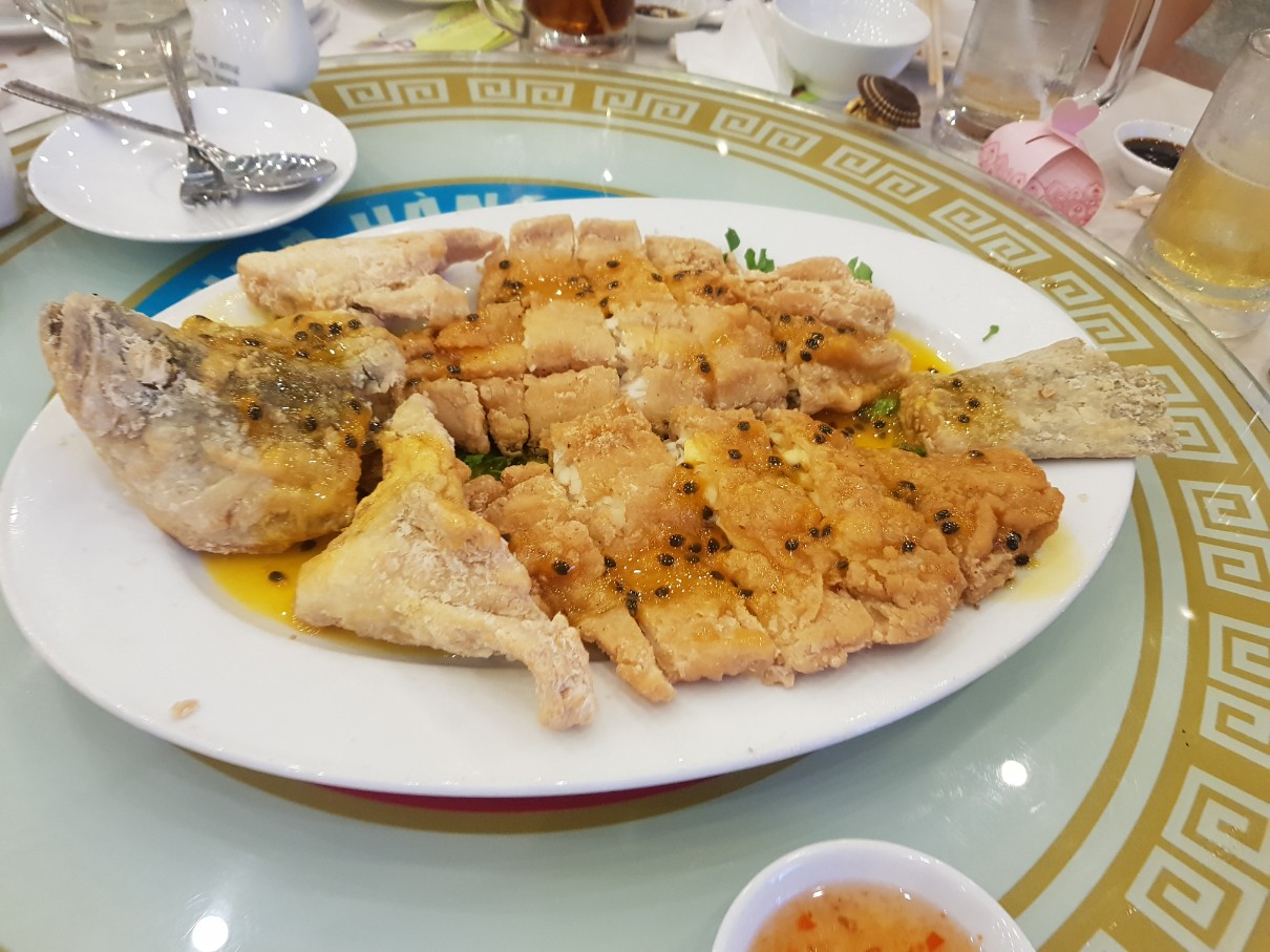 결혼식이 있던 호치민 11군의 Thuy Ta Dam Sen Restaurant - 생선 튀김 & 패션 후르츠 소스