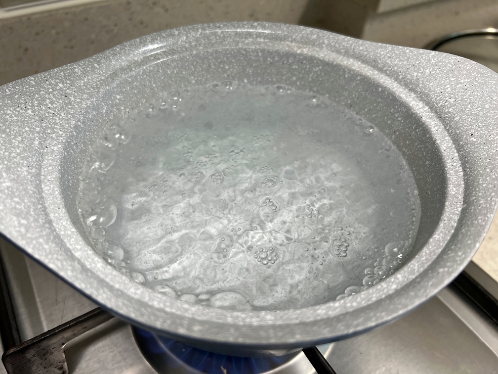 지금 끓이는 소금물은 고기 데칠 용이에요.