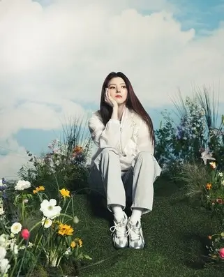 휠라 에샤페 실버문 한소희 착용