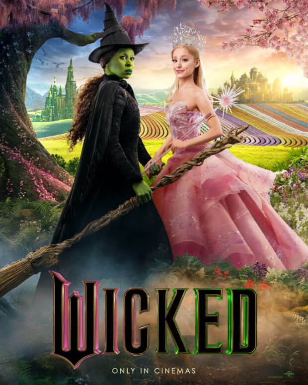 영화《Wicked》공식 포스터 : 피부가 초록색에 검은색 마법사 모자와 망토를 입은 엘파바와 화려한 드레스를 입고 머리에 왕관을 쓰고 손에 마법 지팡이를 든 글린다의 모습