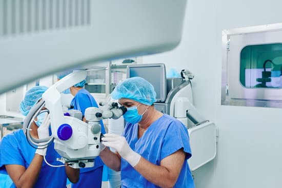 수정체 교체술 (Clear Lens Exchange, CLE)