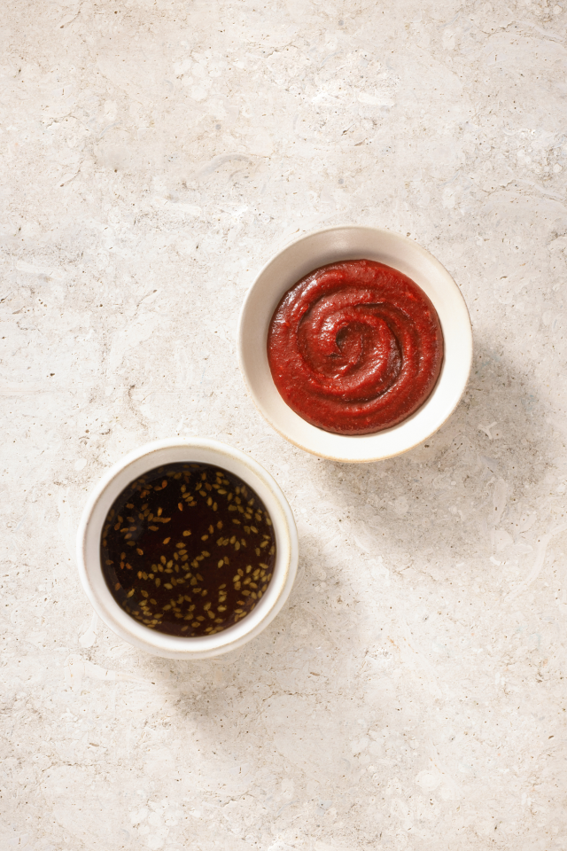 고추장과 간장이 각각 동그랗고 작은 용기에 담긴 모습