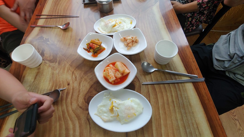 홍천 왔다다슬기해장국 기본 반찬