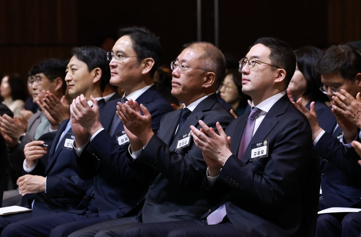 구광모(오른쪽부터) LG 회장, 이재용 삼성전자 회장, 정의선 현대자동차그룹 회장이 지난 3월 20일 서울 여의도 63컨벤션센터에서 열린‘제51회 상공의 날 기념식’에 참석한 모습.