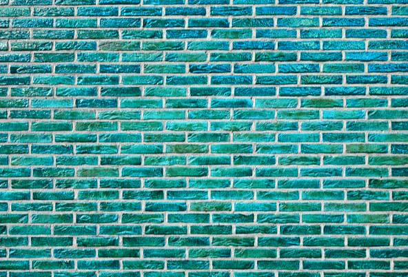 청록색의 네모난 벽돌들이 촘촘하게 박혀진 매우 튼튼한 벽이다.