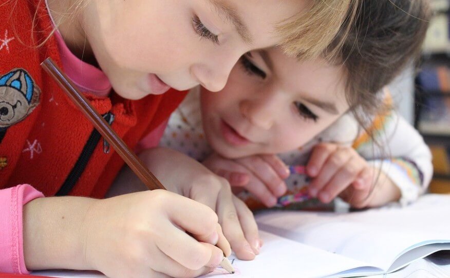 어린 아이 둘이 공부하는 사진입니다.