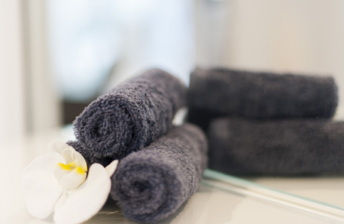 수건을 활용한 구겨진 옷 피는 법