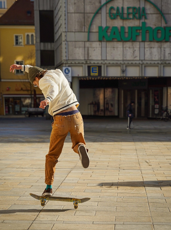 스케이트 보드를 타고 있는 청년