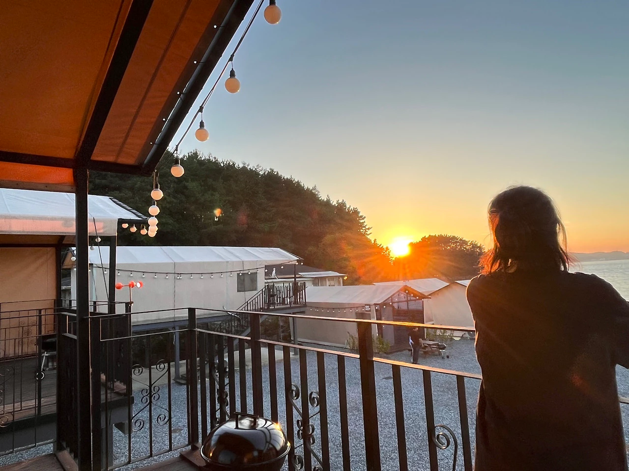 지고있는-해를-보고있는-사람