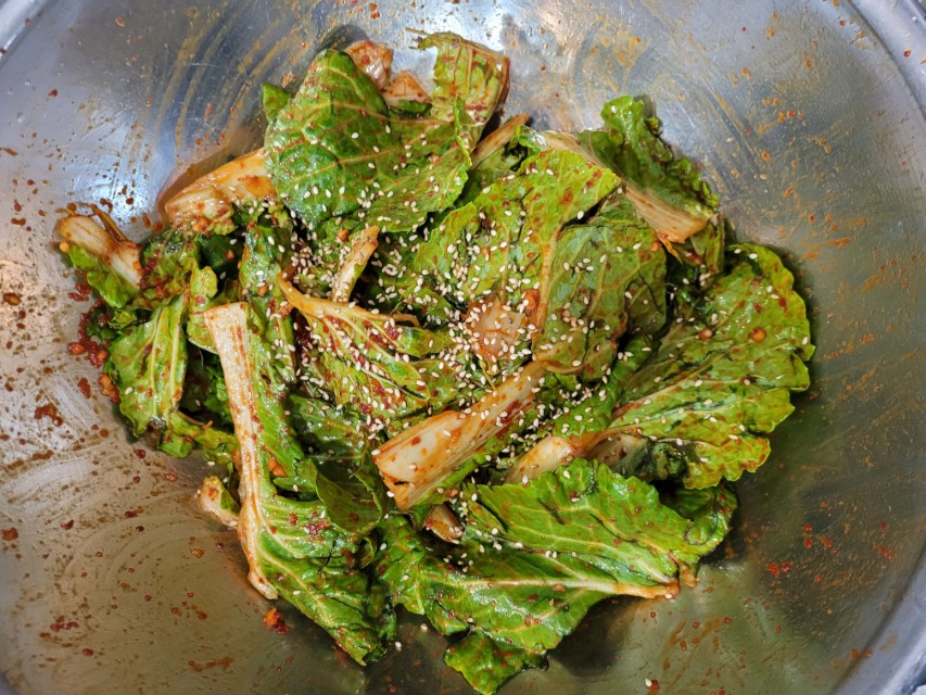 봄동무침을 버무리는 과정