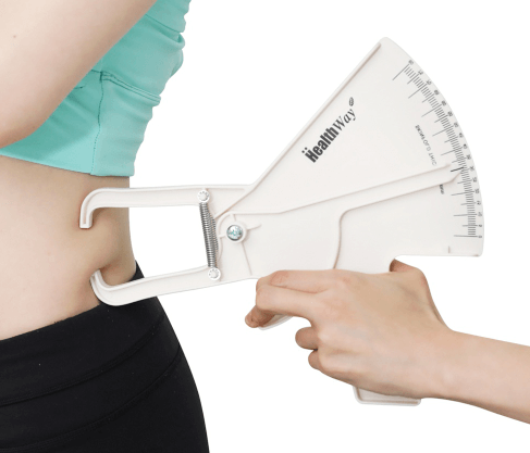 체지방 측정기 사용하여 체지방을 측정하는 모습 : 인바디 결과가 변화없는 이유