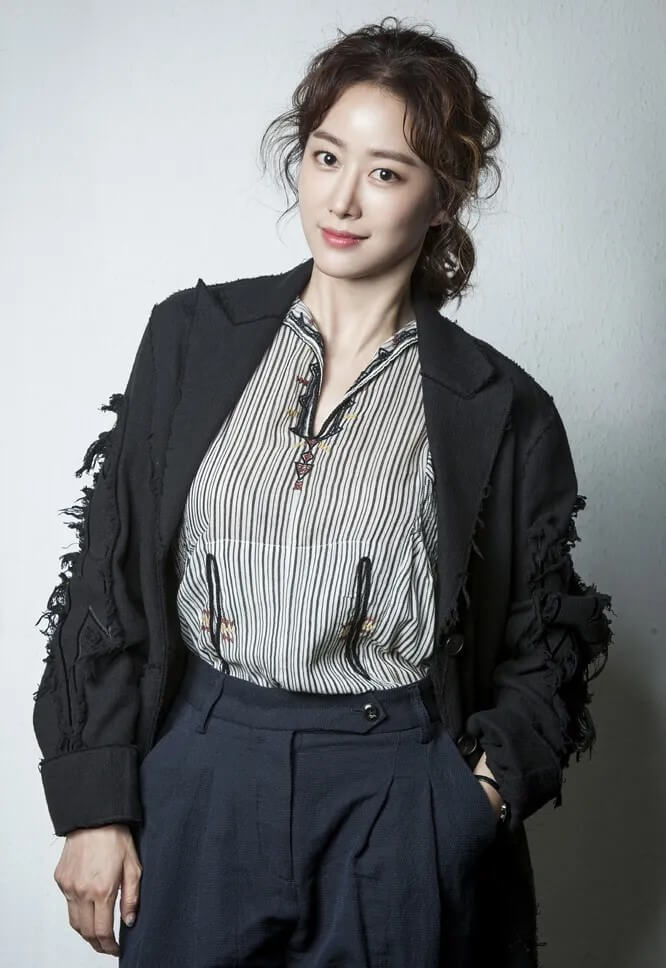 드라마 조작의 주인공을 맡은 전혜빈입니다. 오유경 역의 대표 홍보 포스터입니다.
