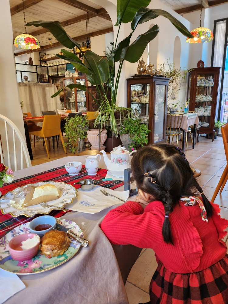 티타임을 즐기는 아이