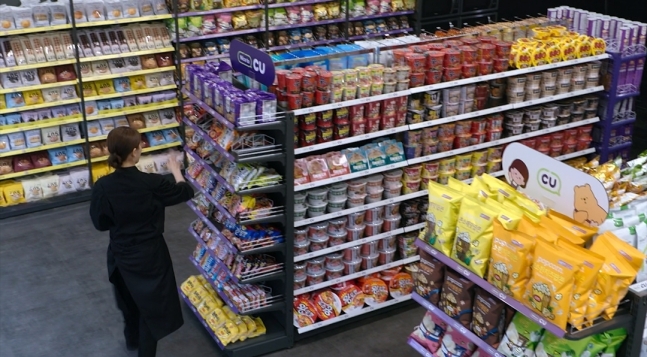 넷플릭스 비영어권 1위 프로그램 '흑백요리사'에 편의점 CU가 깜짝 등장해 화제다. 지난 1일 공개된 8화 패자부활전에서는 편의점 재료를 활용해 요리 대결을 벌이는 장면이 펼쳐졌다. 참가자가 세트장에 마련된 CU 편의점에서 식재료를 고르고 있다.