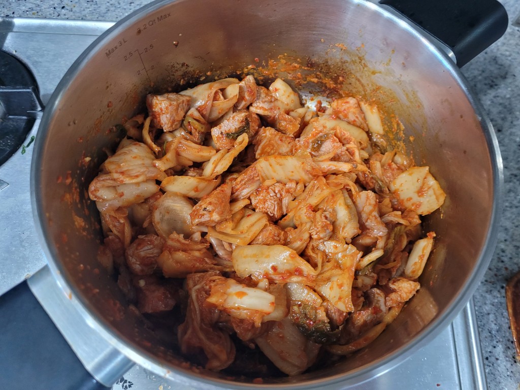 돼지고기와 김치 함께 볶는 모습