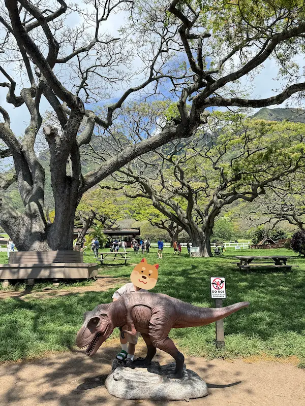 쿠알로아랜치 입구 공룡모형과 아이